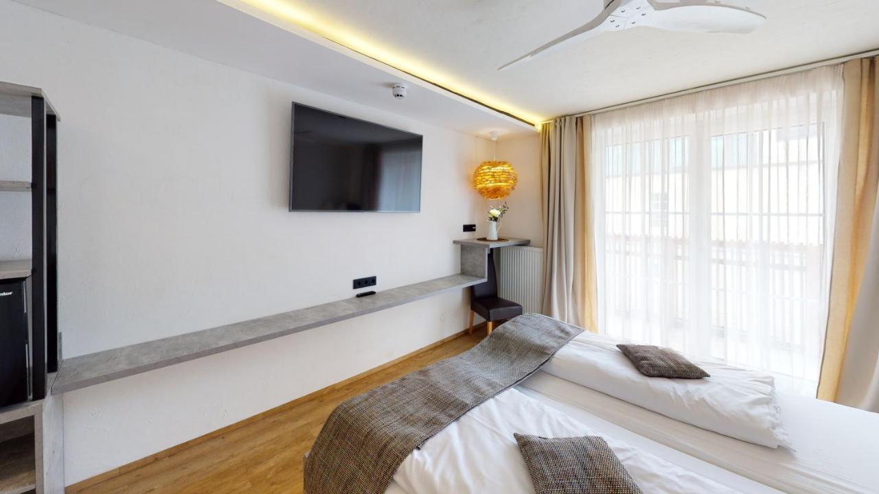Adler 4*